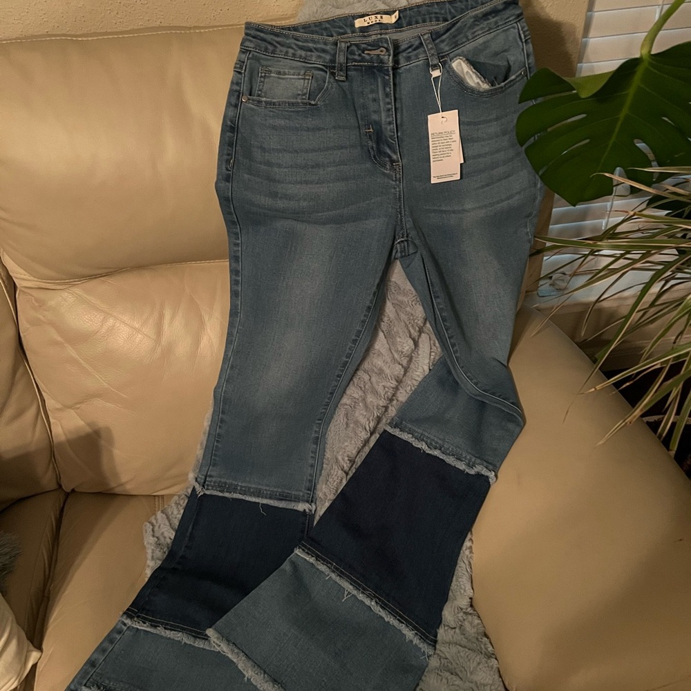 Brand new. Never worn, tag attached. Stretch jeans.